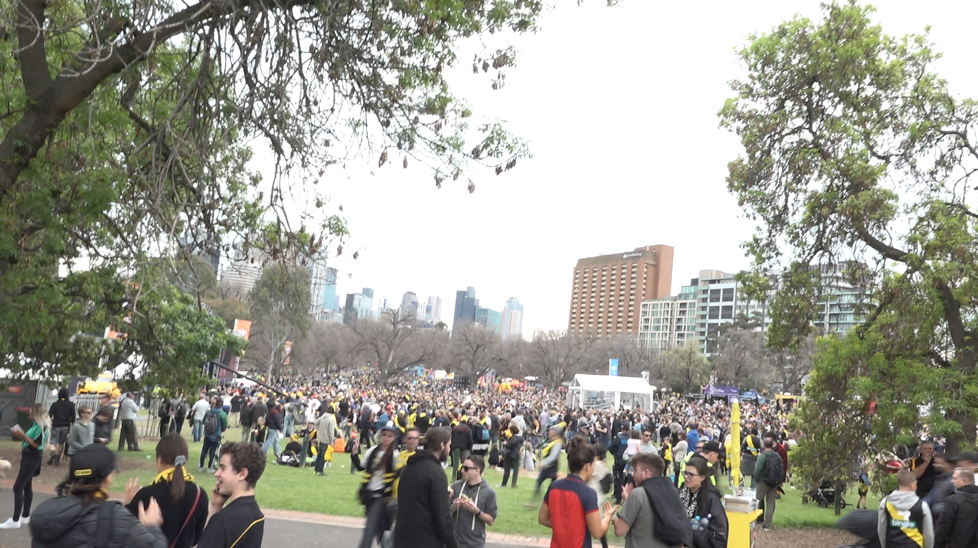 AFL Grand Final 2019: Fans line the streets ahead of tomorrow's MCG showdown