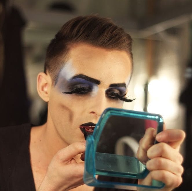 It was love at first bite for Dracula star post image